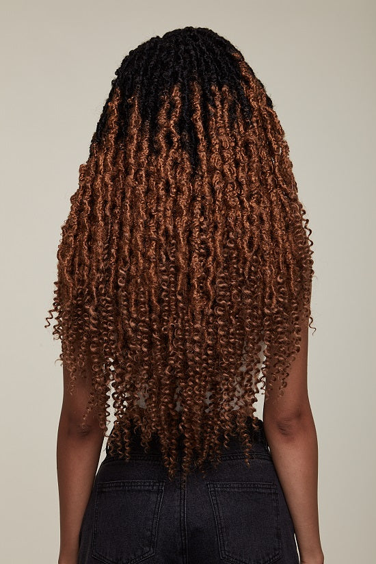 DES LOCKS EN CHEVEUX SYNTHÉTIQUES QUI RESSEMBLE A DES VRAIS AVEC LES POINTES BOUCLÉES ET EGEREMENT FRISE